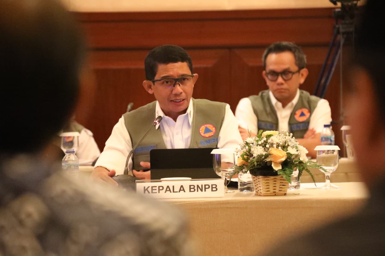 Kepala BNPB Letjen TNI Suharyanto saat memberikan pemaparan dalam Focus Group Discussion Penguatan Kesiapsiagaan dan Penanggulangan Bencana, dengan Komisi VIII DPR RI di Jakarta pada Rabu (15/2).